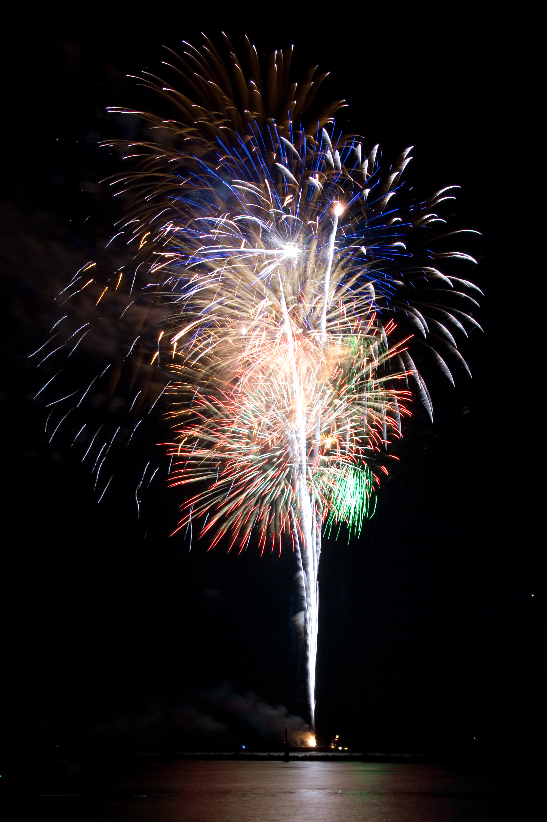 Feu d'artifice illuminant le ciel nocturne, exemple de spectacle entièrement automatisable avec dmx++