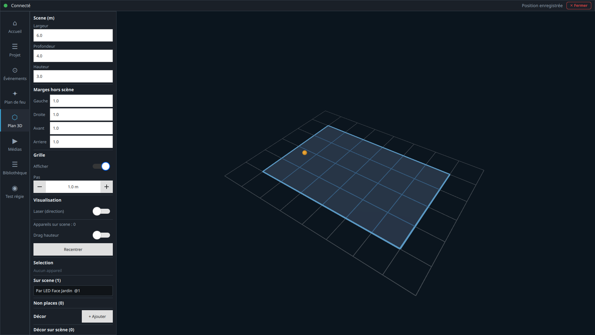 Scène 3D de 6 par 4 par 3 mètres avec une marge d'un mètre et le projecteur en jaune-orange sur la grille